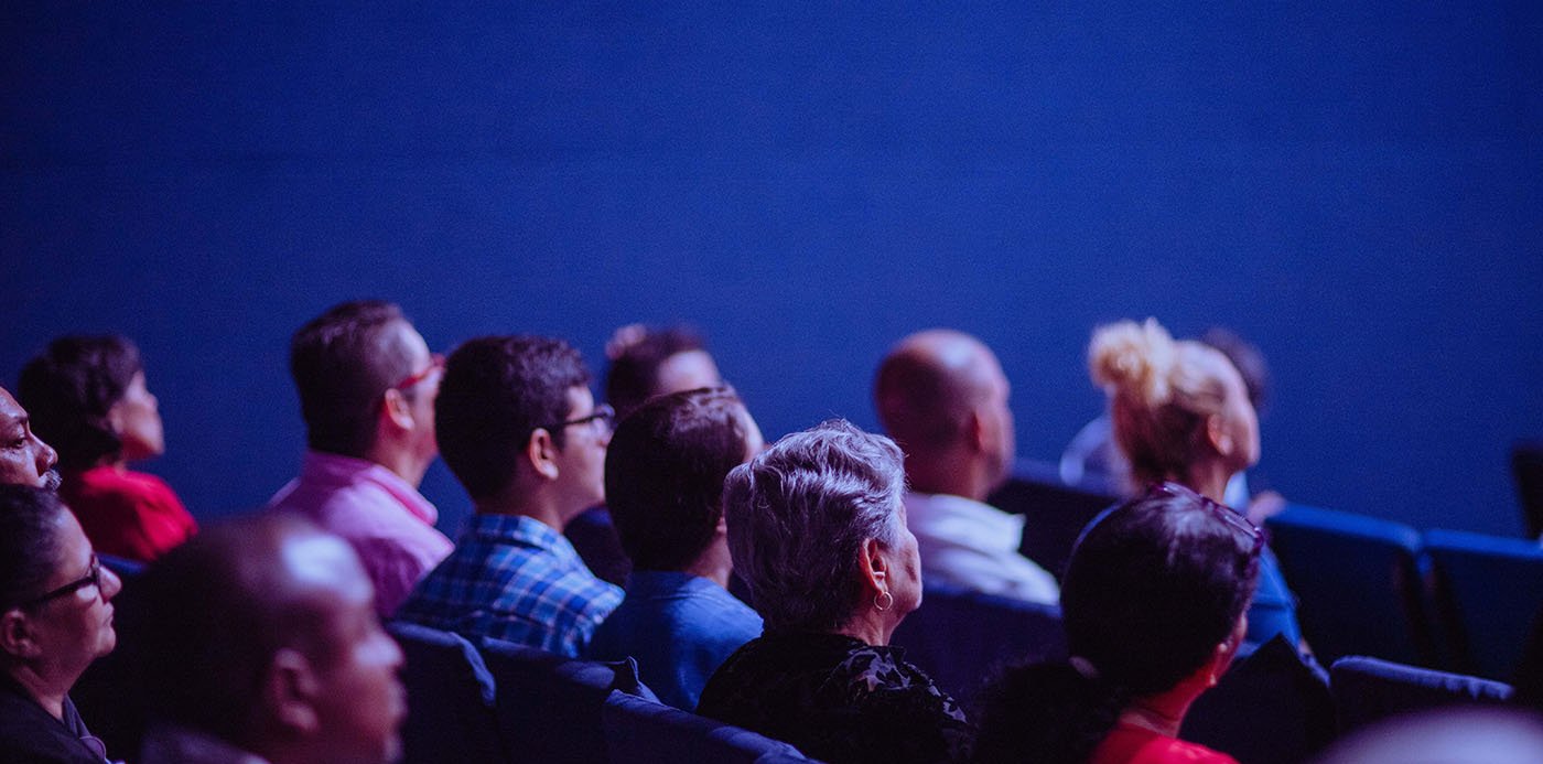 Diversos assistents a un congrés asseguts en butaques