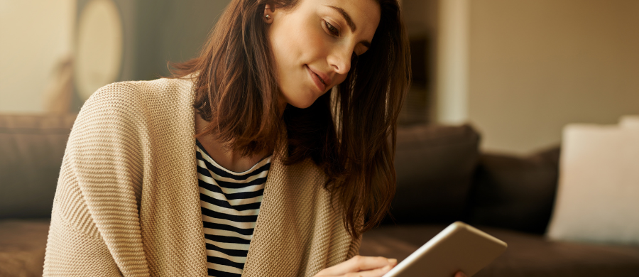 Una mujer mirando una tablet