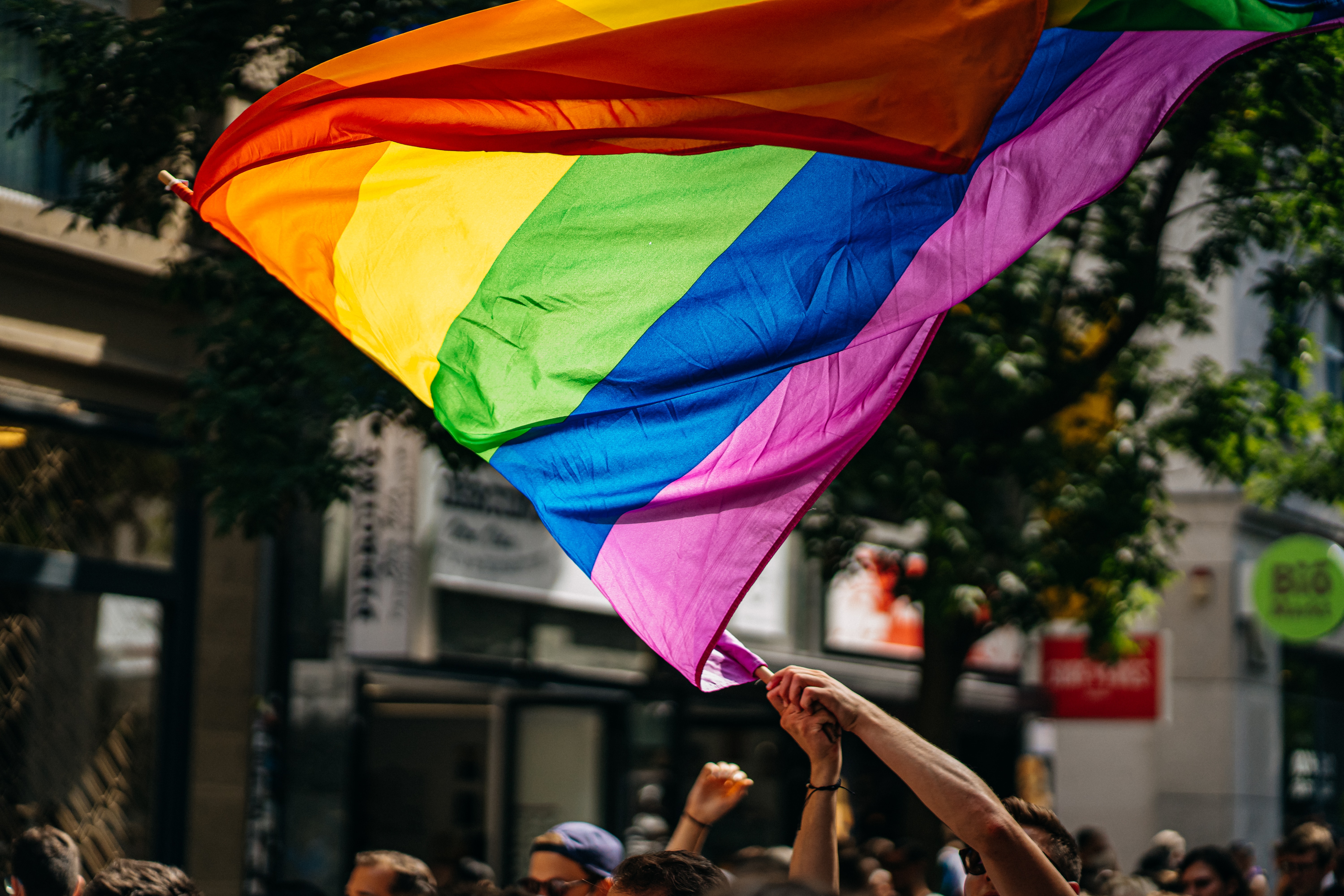 Bandera LGTBIQ+ en una manifestació a l'orgull