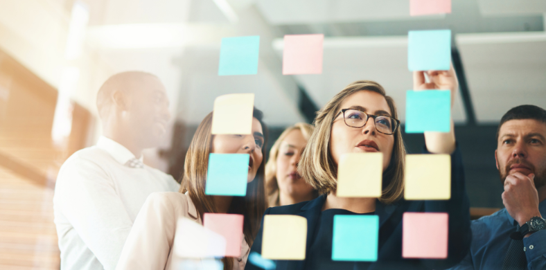 Un grupo de gente apuntando en un Post-it