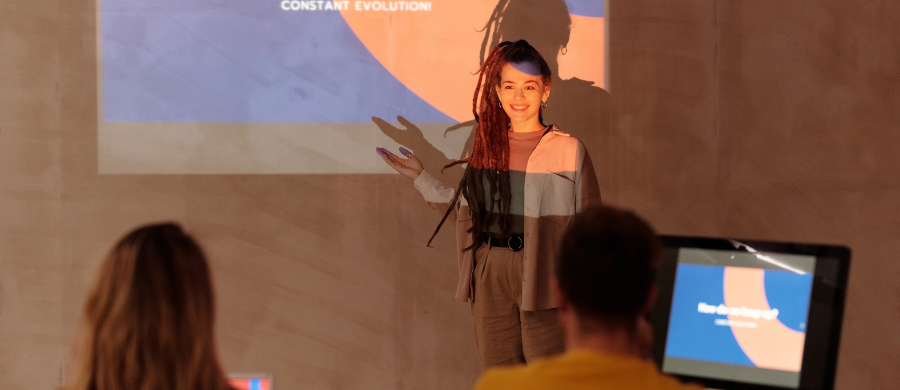 Una chica haciendo una presentación ante el público