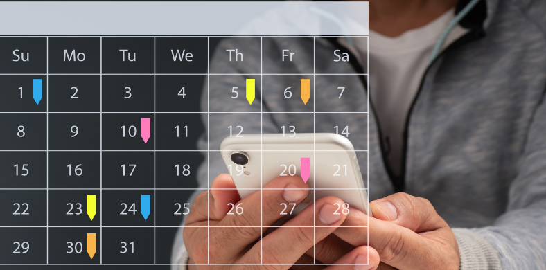 Una persona consultando un calendario digital
