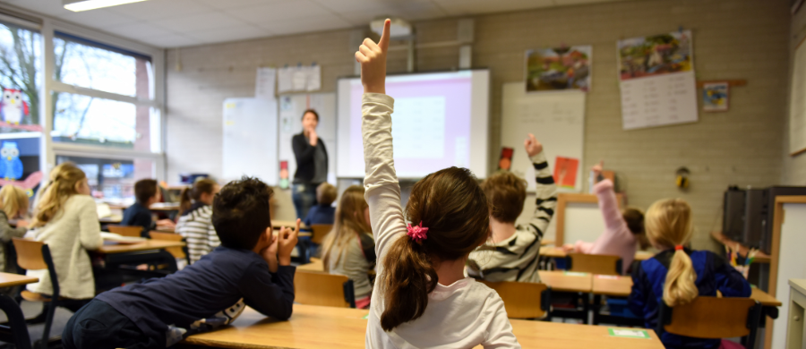 Niños y niñas en una escuela