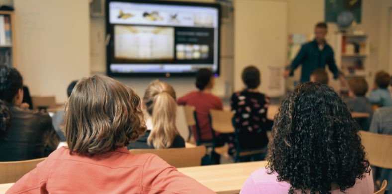 Una profesora dando una clase para sus estudiantes